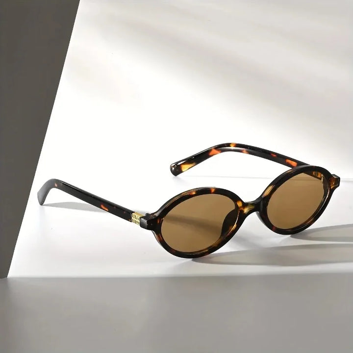 A Pair of Oval Retro PC Glasses for Men and Women with A Small Face Design/versatile for Multiple Indoor Scenes Sunglasse